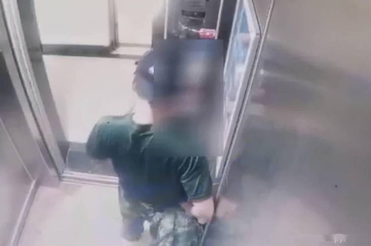 2025新奥历史开奖结果和挡电梯门致幼童被困与挡电梯门这事到底有多危险?
