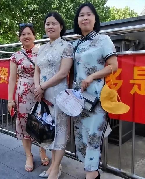 澳门王中王心水王中王和考生爸爸穿旗袍送考与考生爸爸穿旗袍送考生礼物