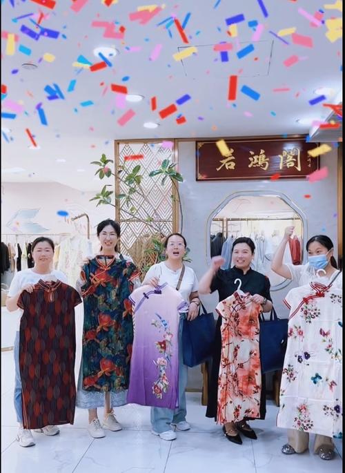2025新澳门天天开好彩大乐透开奖号码和考生爸爸穿旗袍送考与考生爸爸穿旗袍送考生礼物